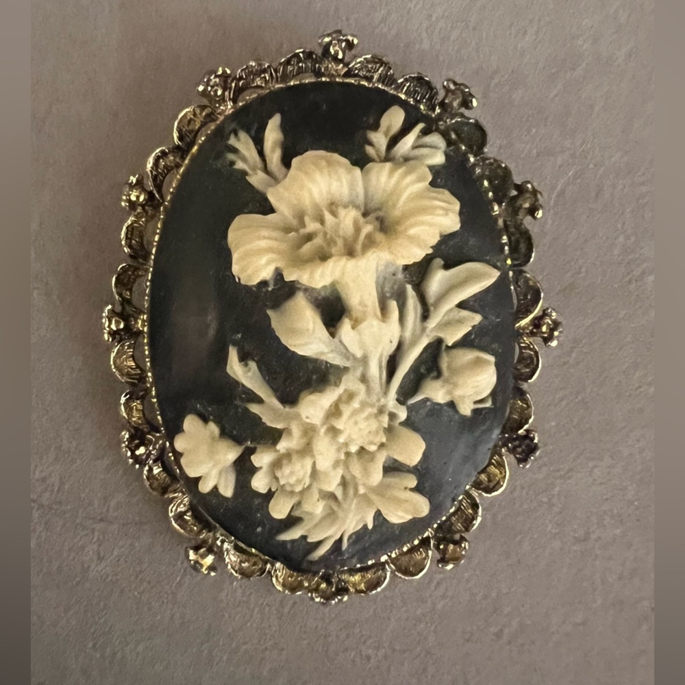 Vintage Floral Cameo Brooch Pendant